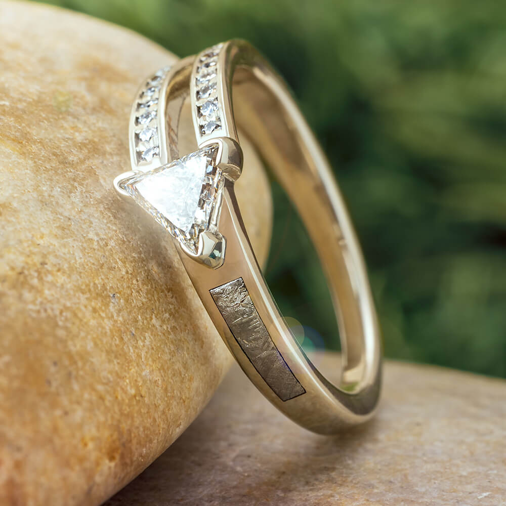 18k White Gold Triangle Modern classic triangular half eternity diamond  wedding band ring (2.2 Ct, H , SI )