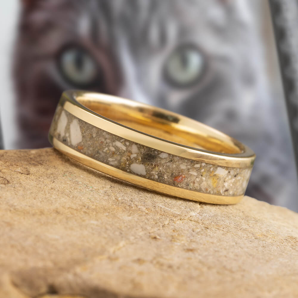 Memorial Ring with Ashes in Yellow Gold