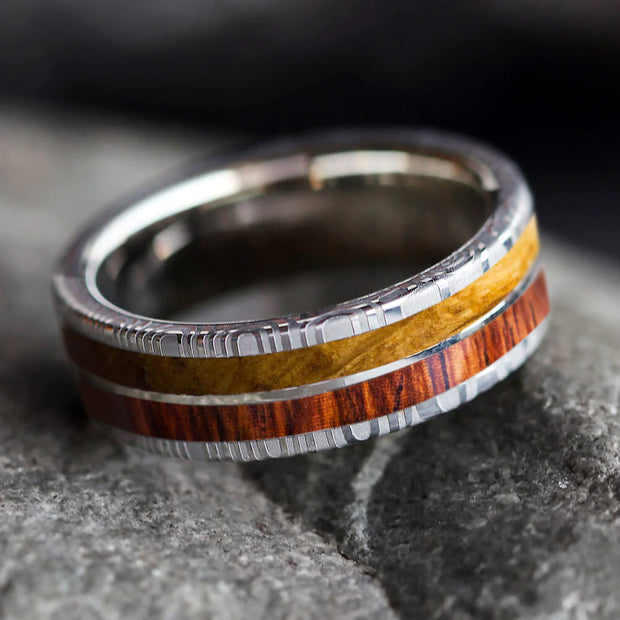 Damascus & Wood Men's Wedding Band with White Gold Pinstripe