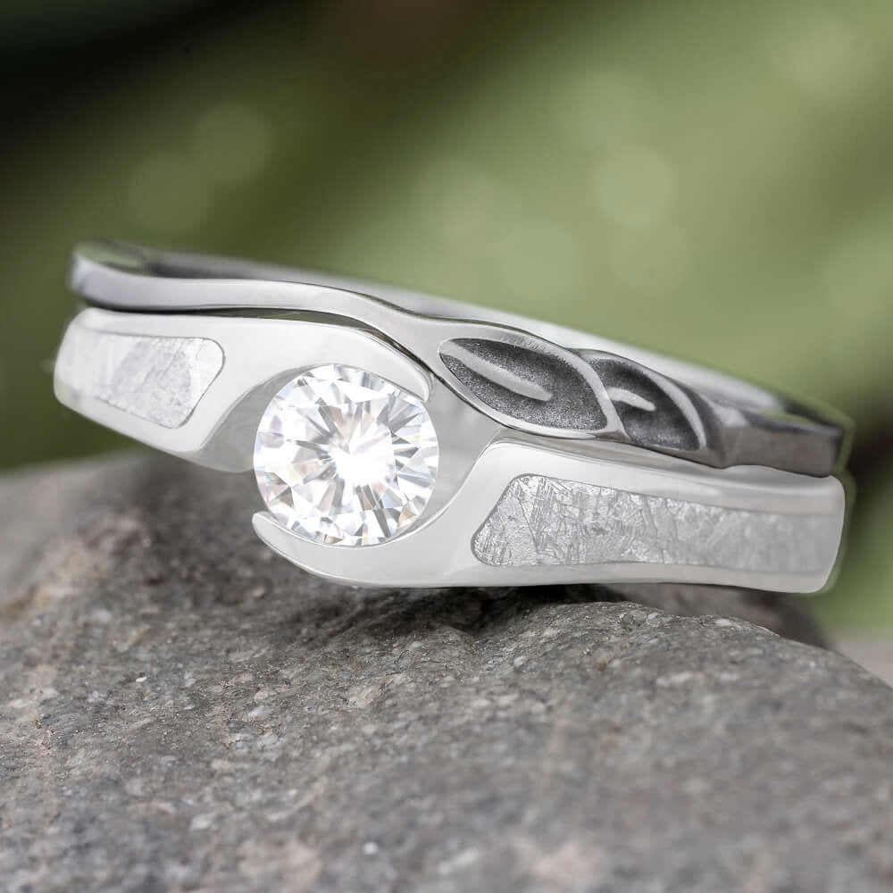 Women's Wedding Band With Leaf Accents
