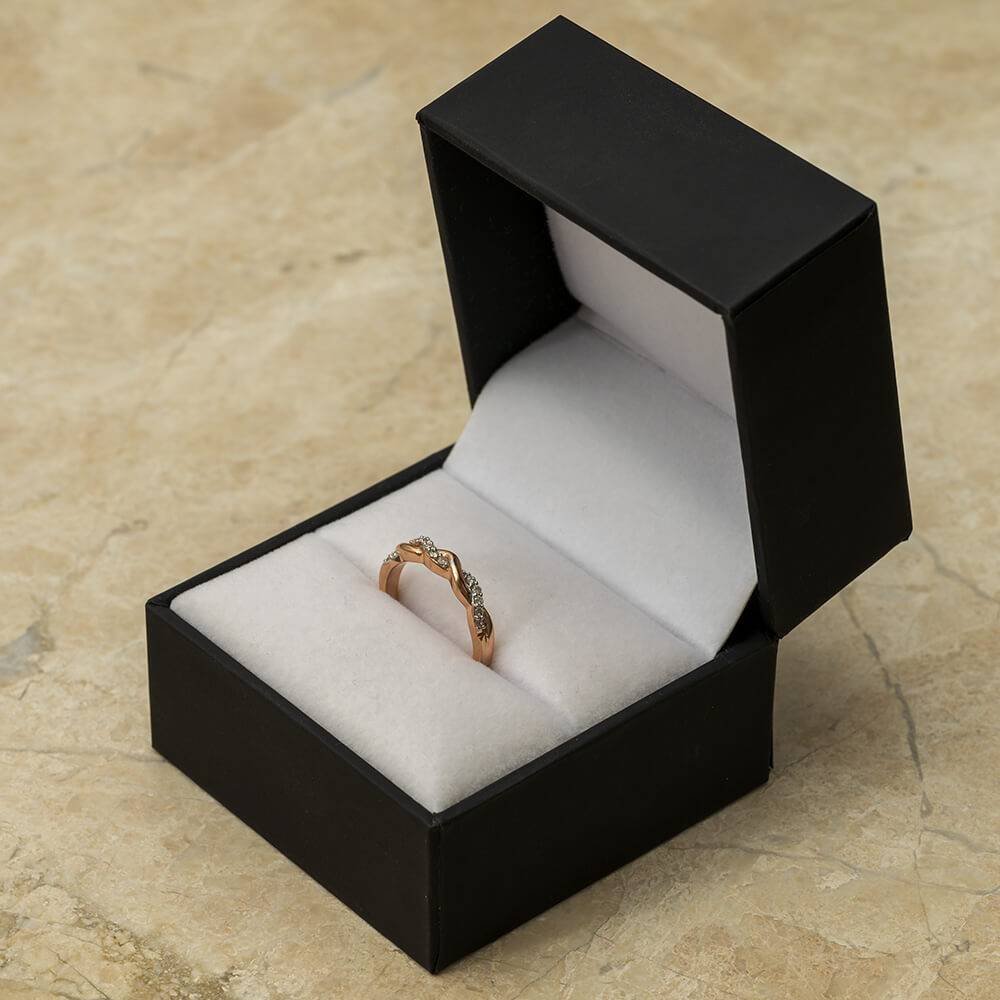 Twisting Gold and Diamond Wedding Band